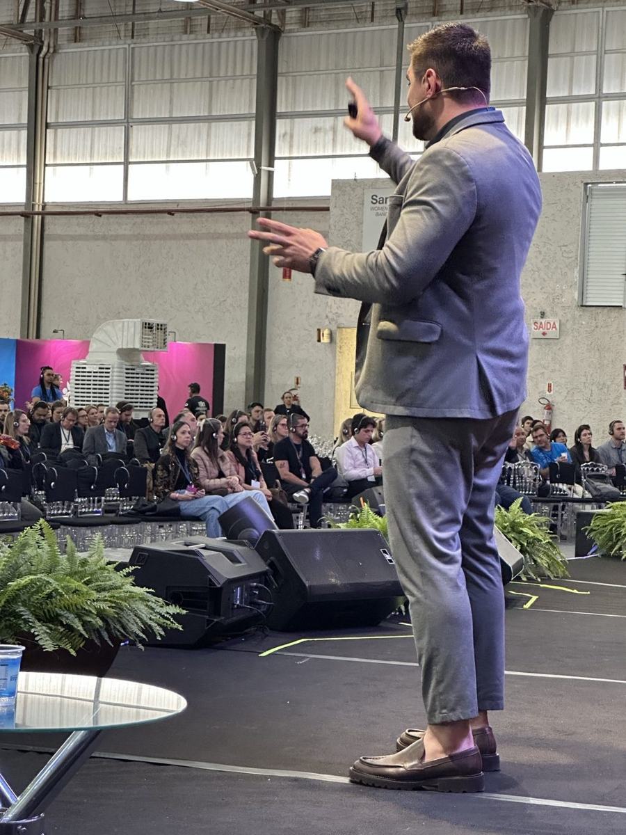 Júnior Kloh palestrando em evento