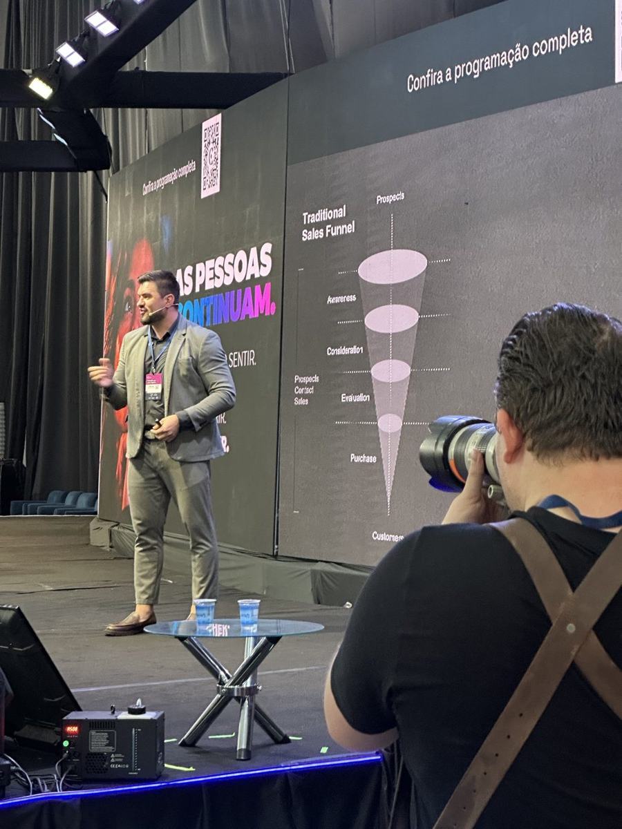 Júnior Kloh apresentando o funil de vendas no palco